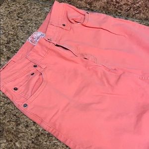 🌴Woman’s orange Levi’s capris